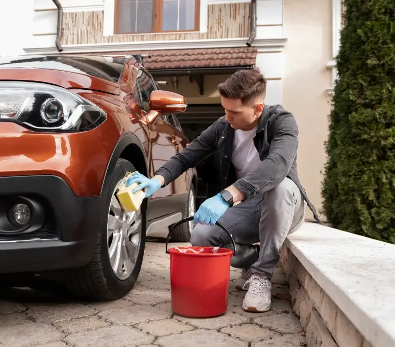 Lavage auto à domicile Artiguelouve : professionnel intervenant sur un véhicule